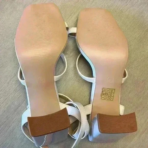 {NWOT} Pretty Little Thing Block Heel - Picture 3 of 4